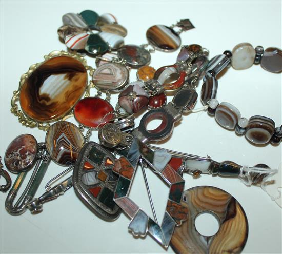 Scottish hardstone/agate jewellery, some white metal-set, inc agate disc, dirk brooches, jade baton buckle, bracelets, etc (16)